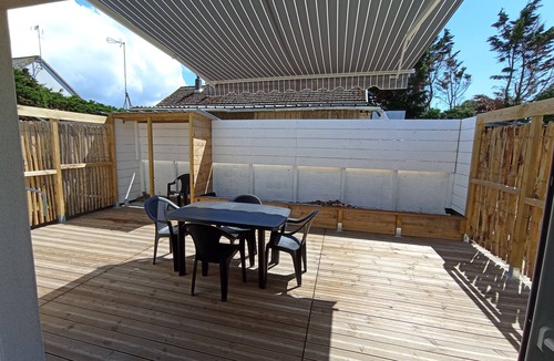 Creances House | Seaside accommodation, 300 m walk from the beach with private parking