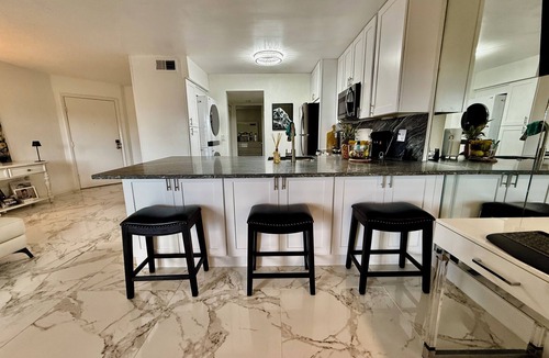 Jupiter Bay Condo | Seaside Modern Elegance and 3 minute Walk to the Beach