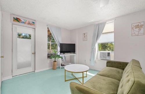 Sebring Apartment | Sebring Circle Studio Stay- Postcard Mural Views