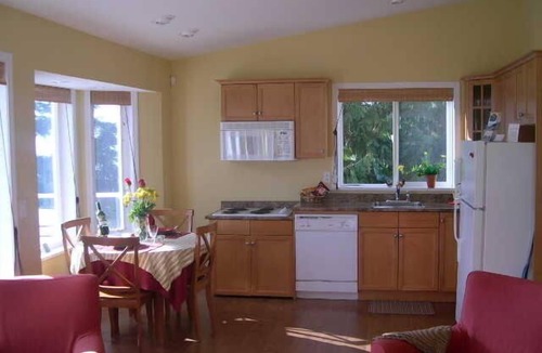 West Sechelt Cottage | Sechelt Oceanfront Suites