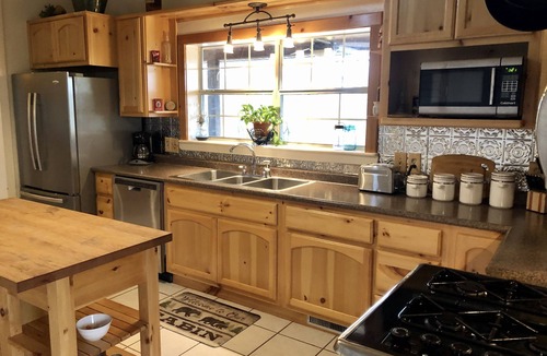 Calico Rock Cabin | Secluded 3 Acres on the White River. Custom Cabin with HotTub and Fire Pit!
