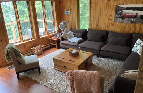 La Peche Cottage | Secluded 4-season lakeside cottage retreat