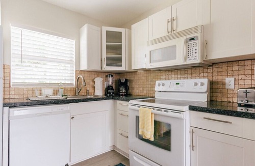Pompano Beach House | Secluded Beach Adventure Cabana - Newly Renovated!