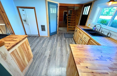 Gladstone Cabin | Secluded Log Cabin on 10 acres