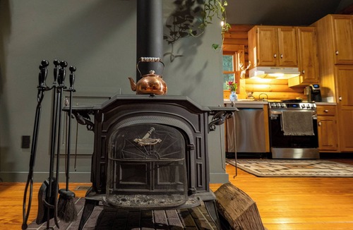 Bent Mountain Cabin | Secluded Mountain Cabin + Hottub