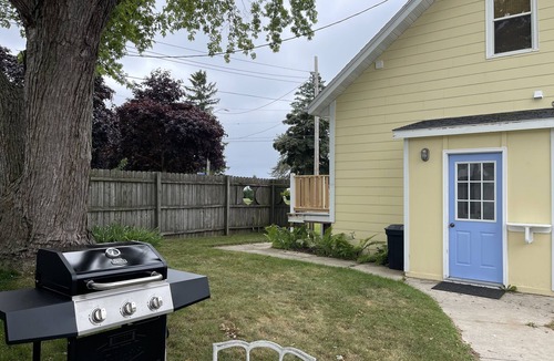 Two Rivers Cottage | See the Lake! Hear the Waves! Steps to the Beach! Entire cottage. 2 bikes.
