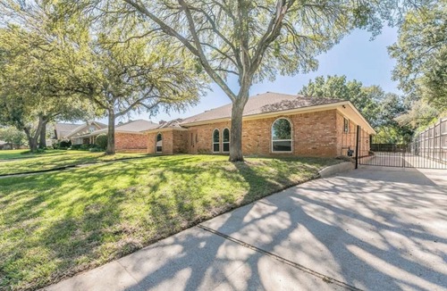 North Arlington House | Serene 4-bedroom house in the charming Arlington Entertainment District.