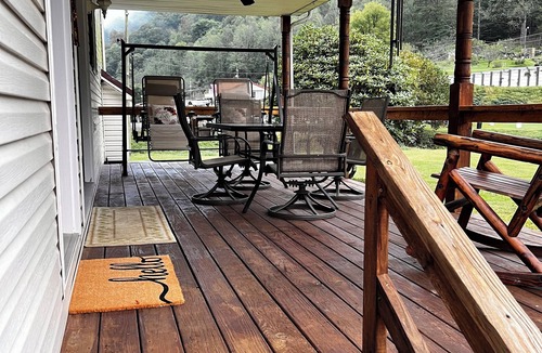 Delbarton House | Serene 5-bedroom house in Delbarton for large groups