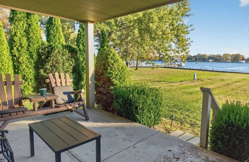 Pearl Beach House | Serene 5-bedroom waterfront house with AC in Algonac,