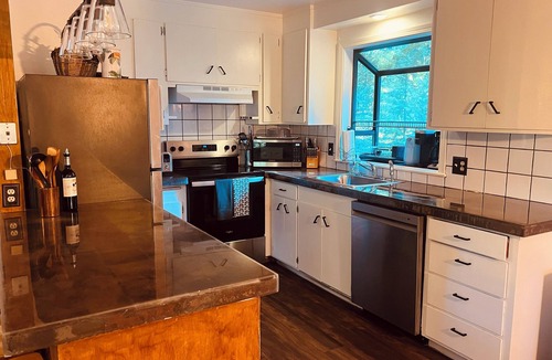 Arnold House | Serene cabin w/fast WiFi, central AC, and office nook