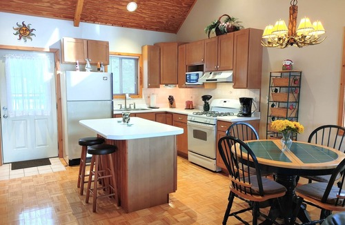 Montello House | Serene Sunset View Lakehouse Near Cascade Mountain