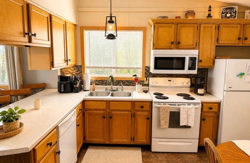 Hurley House | Serenity Now 4BR Lakefront Cabin + Trail Access - Sleeps 12