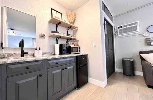 McLean County Apartment | Set on peaceful 5 acres, 5 min. from town, Private Building, Level 2 EV Charger