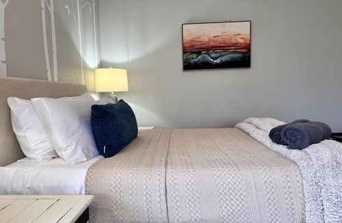 McLean County Apartment | Set on peaceful 5 acres, 5 min from town, Private Building, Level 2 EV Charger