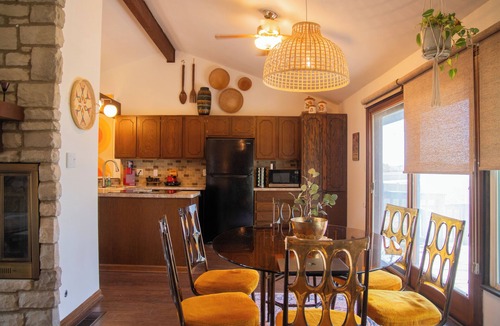 Manhattan House | Shag Stay MHK – Ultimate 70s Dream Pad Retro Vibes + Modern Comfort Near Airport