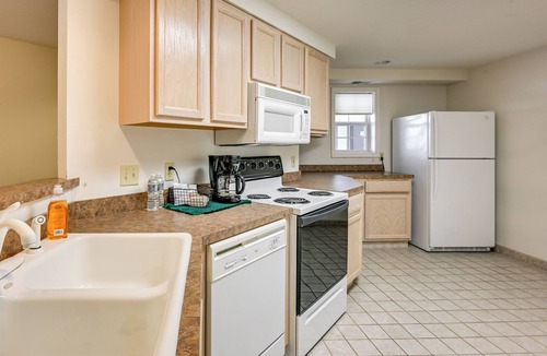 Pigeon Condo | Shared Hot Tub Access! Gem 4 Mi to Dtwn Caseville