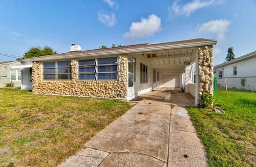 Holly Hill Cottage | Shark Shack Large House Minutes to the Beach