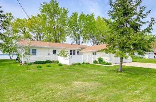 Cecil House | Shawano Lake House w/Boat Dock, Kayaks, & Grill!