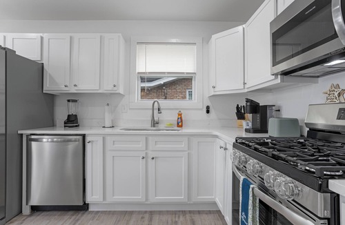 Gulfport House | SHORT WALK2BEACH,SUNSETS,FISHING,IslandView Casino, Aquarium, Jones Park, Harbor