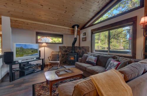 Talmont House | Silver Tip at Tahoe Park w HOA amenities - 3BR Pet Friendly, Hot Tub, Tahoe City