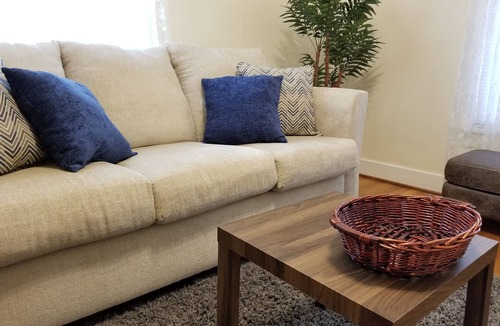 Manhattan House | Simple & Clean - PRIVATE DOWNTOWN COTTAGE - Easy to K-State & Mall