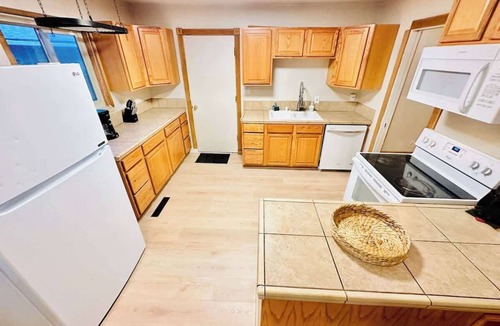 West University House | SingleStory/3BD/Sleeps11/Pet OK