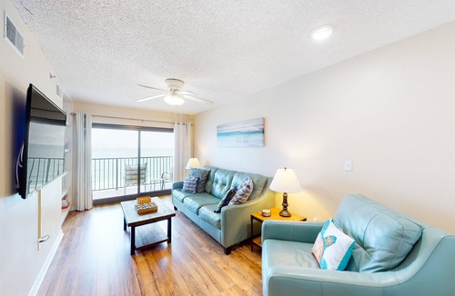 Navarre Beach Condo | Sixth-floor condo with direct Gulf-front views & on-site picnic area & grills