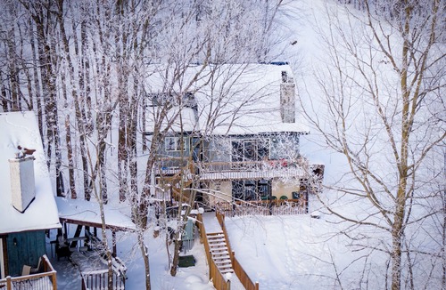 Upson Ski Chalet | Ski-in ski-out 3 Bdrm Chalet w sauna on slopes & lake - Sleeps 8