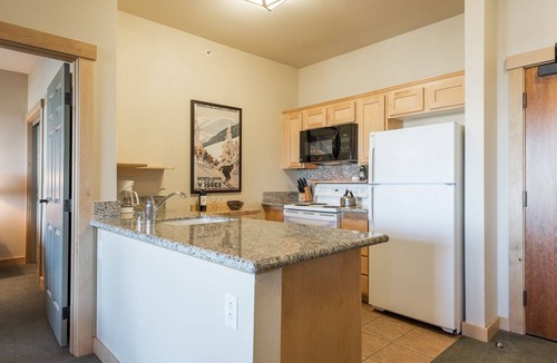Mammoth Lakes Condo | Ski-in, Ski-out Condo at Juniper Springs with Mountain Views and Shared Hot Tub!