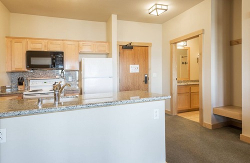 Mammoth Lakes Condo | Ski-in, Ski-out Condo at Juniper Springs with Mountain Views and Shared Hot Tub!