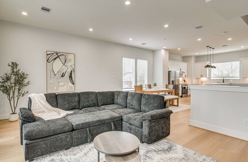 OST - South Union Cottage | Sleek & Spacious! Prime Houston Home Near NRG