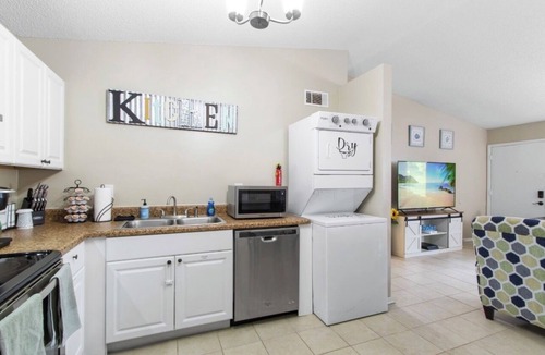 Brent Apartment | sleep6~22 min 2 Beach~Self check in~BBQ~WiFi