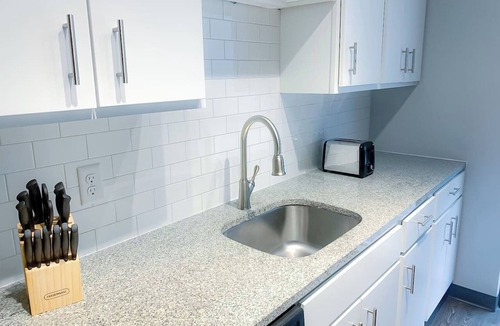 Des Moines Apartment | Sleepover | Serene 1BD/1BA - Downtown Des Moines