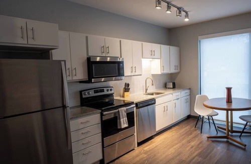 Des Moines Apartment | Sleepover | Serene 1BD/1BA - Downtown Des Moines
