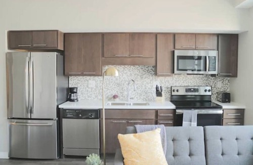 Downtown Des Moines Apartment | Sleepover: Vibrant Studio - Downtown Des Moines