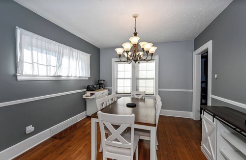 Akron House | Sleeps 5-12, BBQ, AC/Heating, Wi-Fi, Parks 6, Outdoor Smoking Allowed