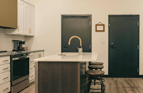 Logan Apartment | Sleeps 7 ~ Near Ice Rink ~ Netflix ~ Triple Bunk