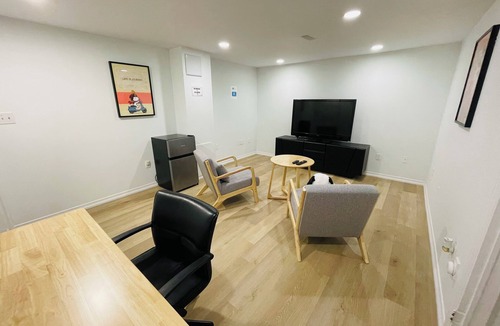 Thornhill House | Snoopy-Themed Private Ensuite with LivingRoom