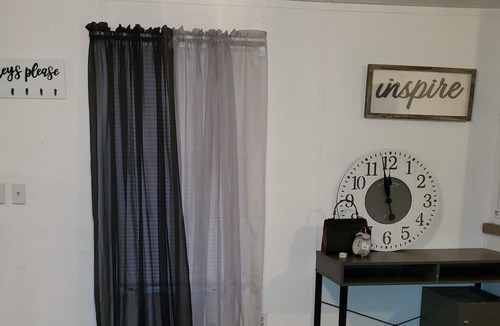 West Newton House | SOUTHWEST COMFORT CLOSE TO AIRPORT!
