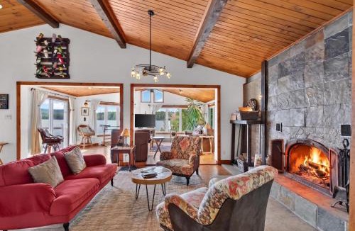 Amherst Ski Chalet | Spa & Waterfront - Chalet le Colibri