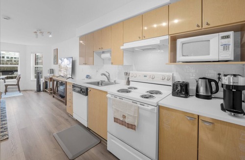 Belltown Condo | Space Needle View | Elegant Belltown Studio