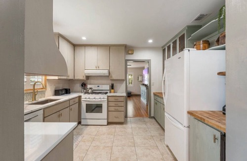 Mount Dora House | Spacious 1 block to Downtown Mt. Dora "The Brick Haven" with Garage Gameroom!