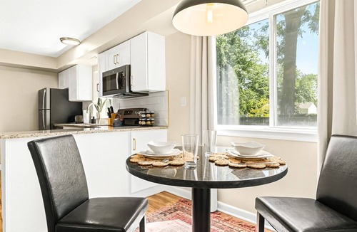 Roseville Apartment | Spacious 1BR End Unit, Heart of Roseville
