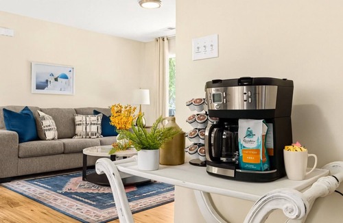 Roseville Apartment | Spacious 1BR End Unit, Heart of Roseville