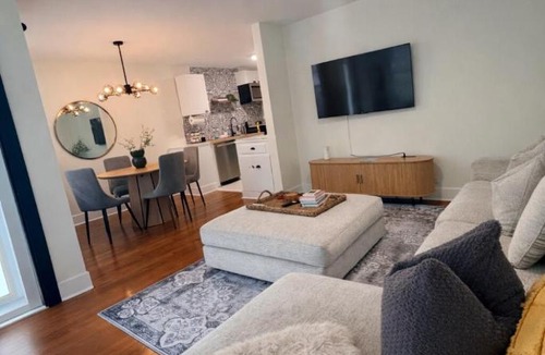 Southside House | Spacious 2 BR with HotTub Close to Downtown and Beach