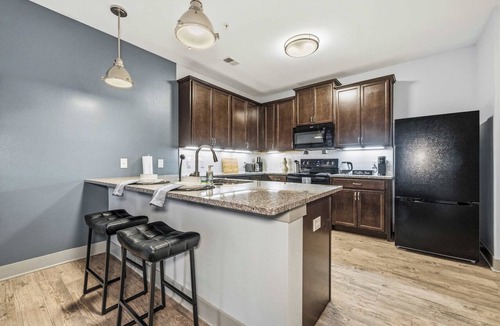 Downtown Indianapolis Apartment | Spacious 2BR Retreat | Free Parking + Close to DT