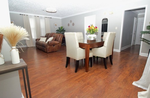 Perry House | Spacious 3-bdrm Home w/Free parking on premises