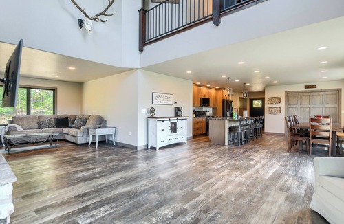 Lead Cabin | Spacious 3-Level Wrap Around Deck & Hot Tub. Great views & Large Driveway!