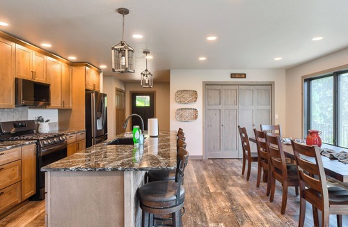 Lead Cabin | Spacious 3-Level Wrap Around Deck & Hot Tub. Great views & Large Driveway!
