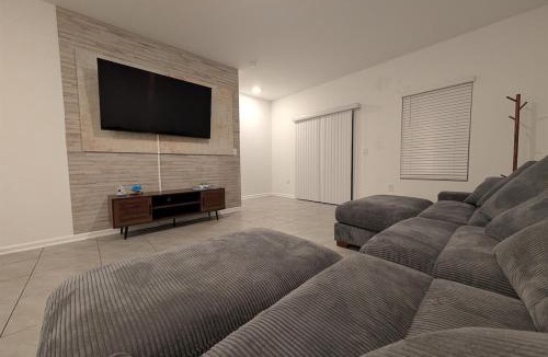 Northside House | Spacious 3BR Jacksonville Townhome With King Bed